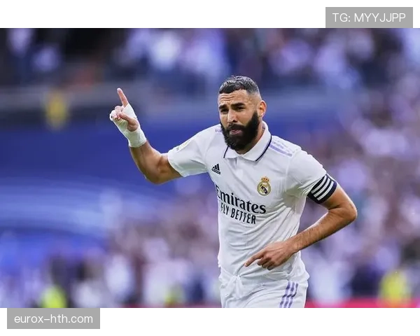 本泽马巅峰期为何来得晚:中锋角色的自我革命解析